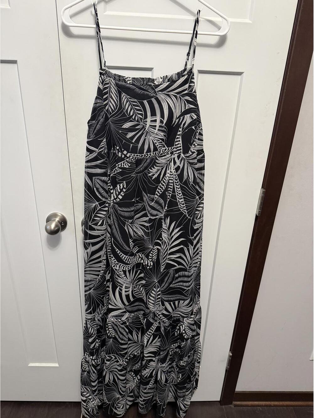 Banana Republic maxi dress in black and white floral sundress size medium